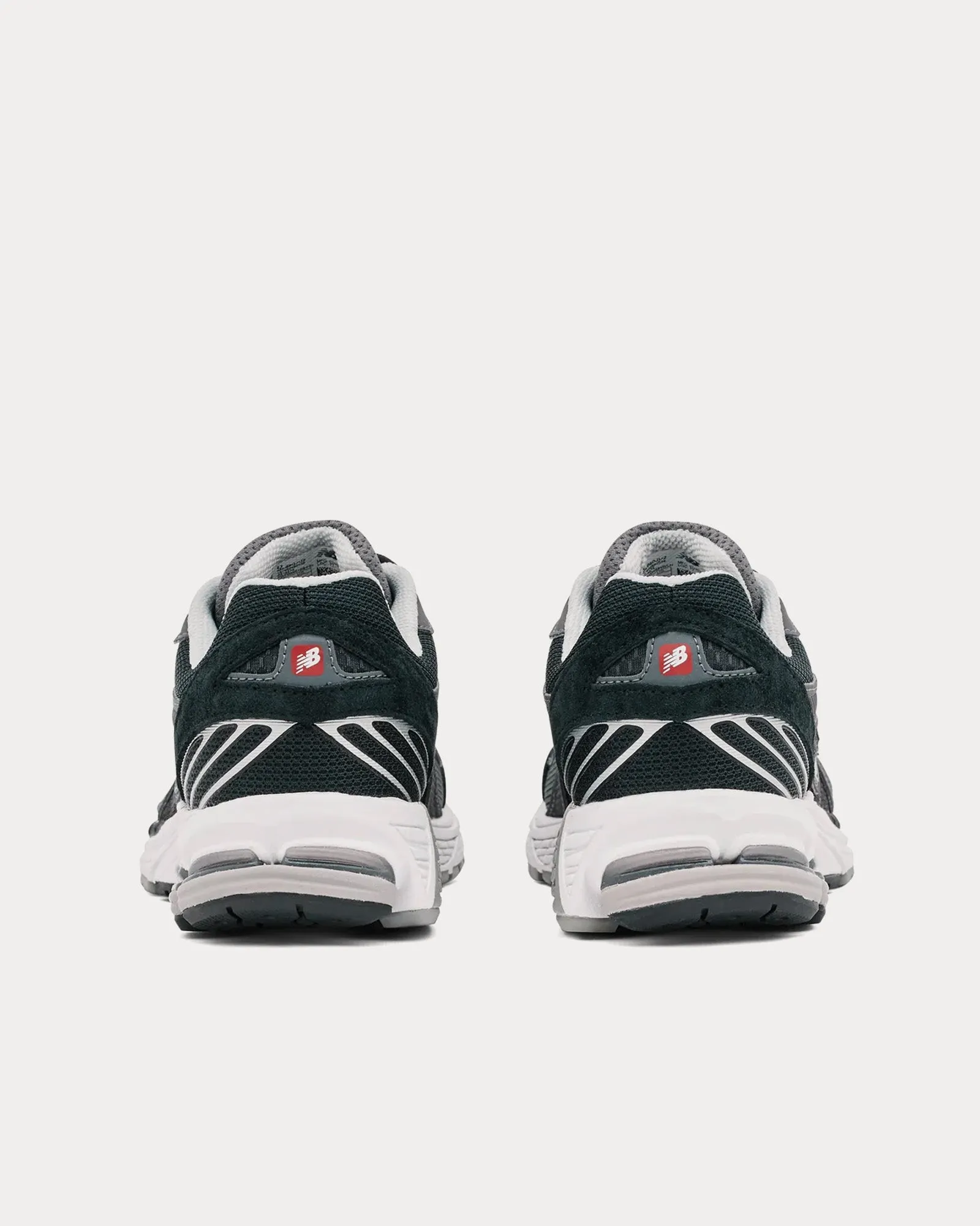 860v2 Black Low Top Sneakers